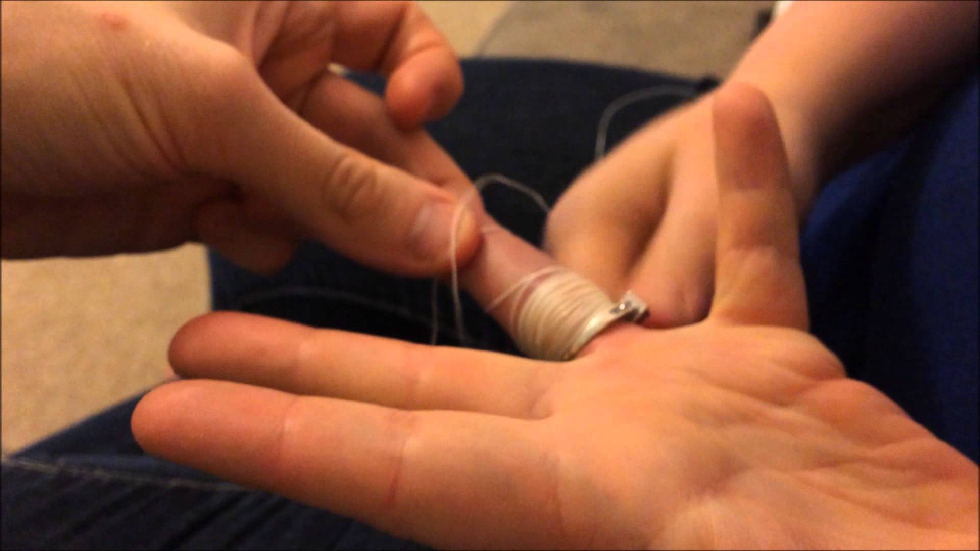 Как снять кольцо с опухшего пальца видео. Как снять кольцо с пальца. Снять кольцо ниткой с опухшего пальца. Способы снятия кольца с опухшего пальца. Разрезать кольцо на пальце.