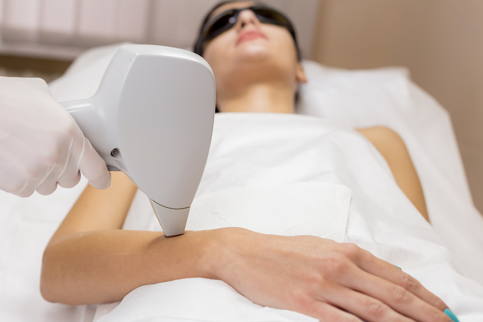 IPL Hair Removal vs Laser Hair Removal, Which Is Better? 
