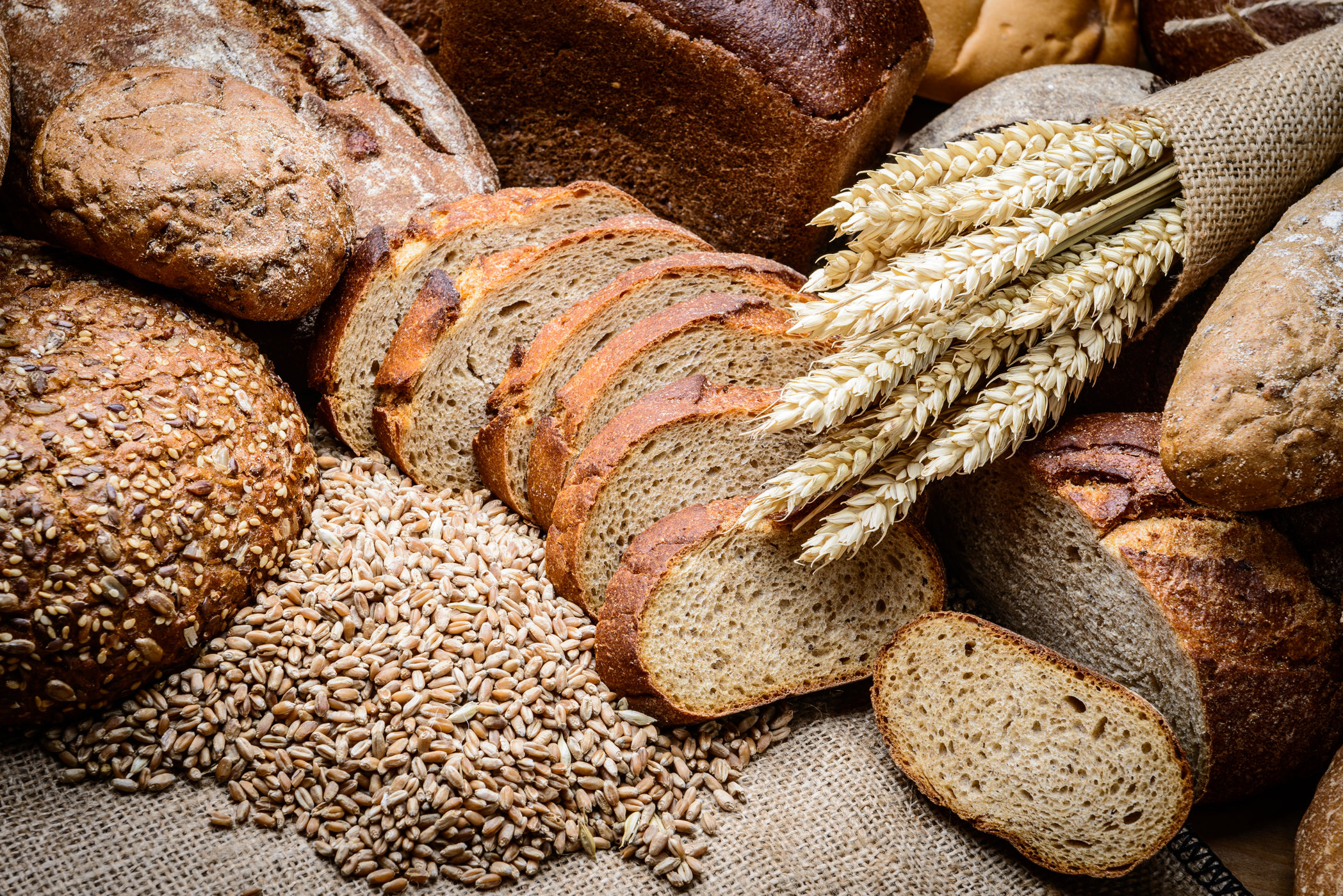 Пшеничные ферменты. Цельнозерновые продукты. Хлеб со злаками. Хлеб из цельных злаков. Зерновые хлеба.