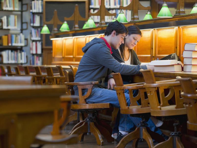 General study. Librarianship. Medical students in Library.