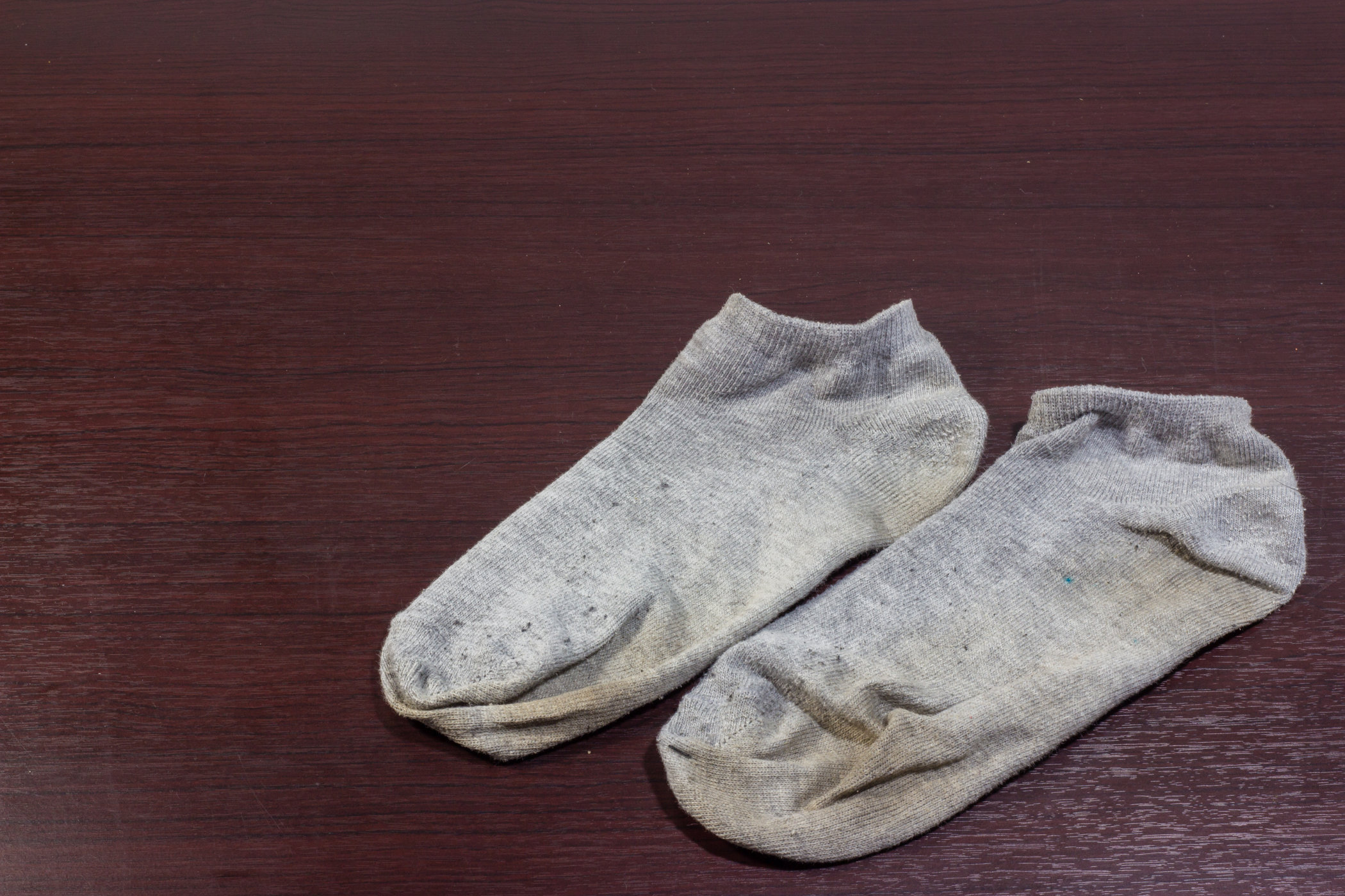 Почему носки воняют. Старые носки. Грязные мужские носки.