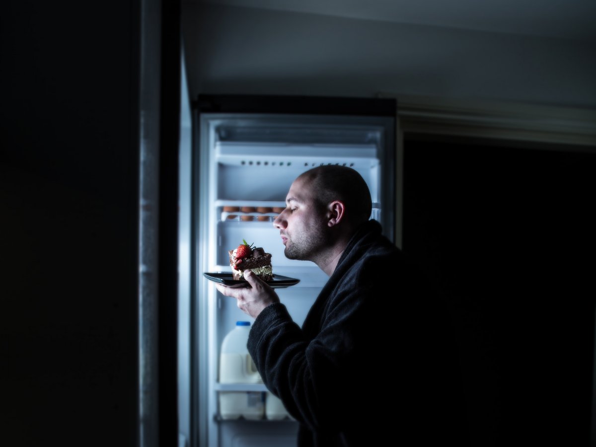 Отзывы едите ночью. Человек ест ночью. Мужик ночью у холодильника. Ночное обжорство. Мужчина у холодильника ночью.